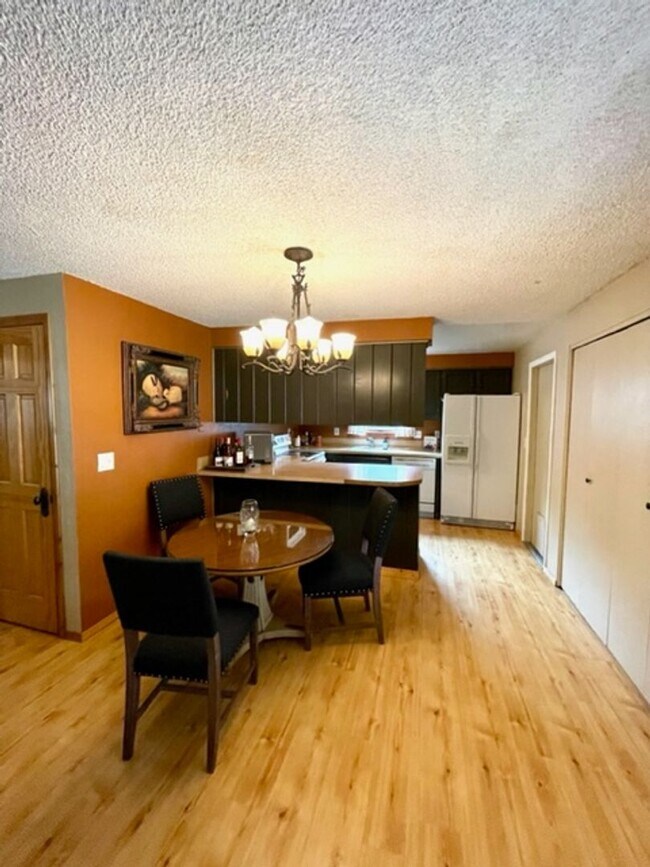 Building Photo - Single Level Westside Home with fabulous backyard!!