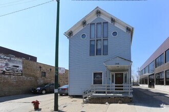 Building Photo - 2458 N Clybourn