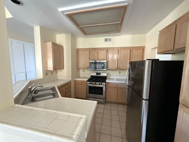 Foto del edificio - Lovely 2 Bedroom, 2 Bath First-Floor Condo...