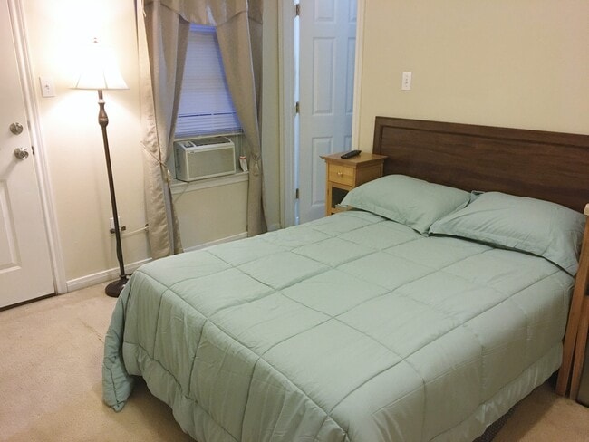 Building Photo - 1406 W April Villa