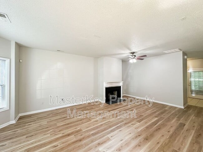 Building Photo - 307 Silverberry Ct