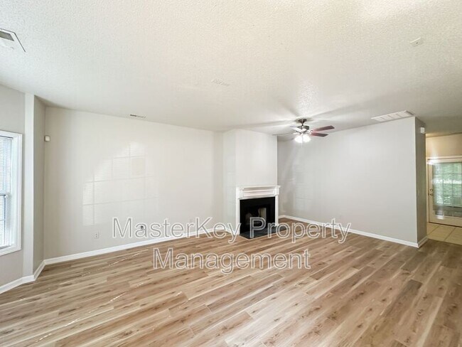 Foto del edificio - 307 Silverberry Ct