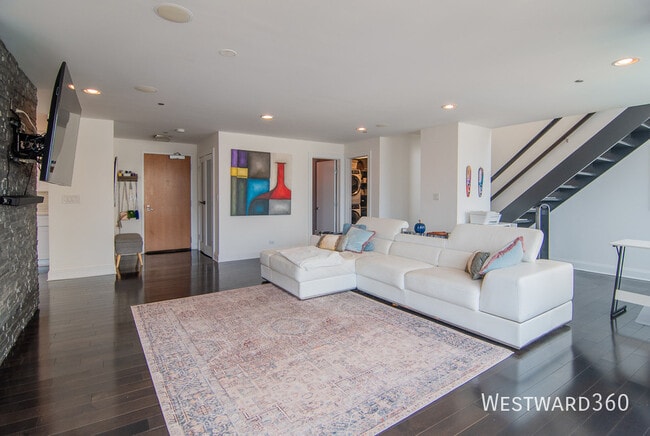 Building Photo - 600 N Kingsbury St