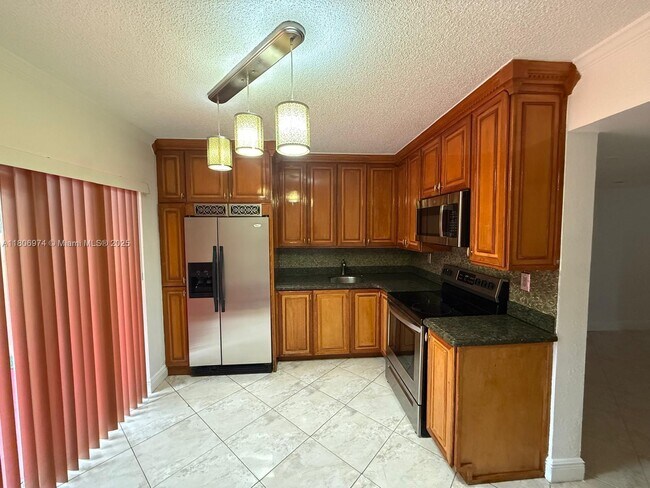 Foto del edificio - 680 NW 82nd Pl