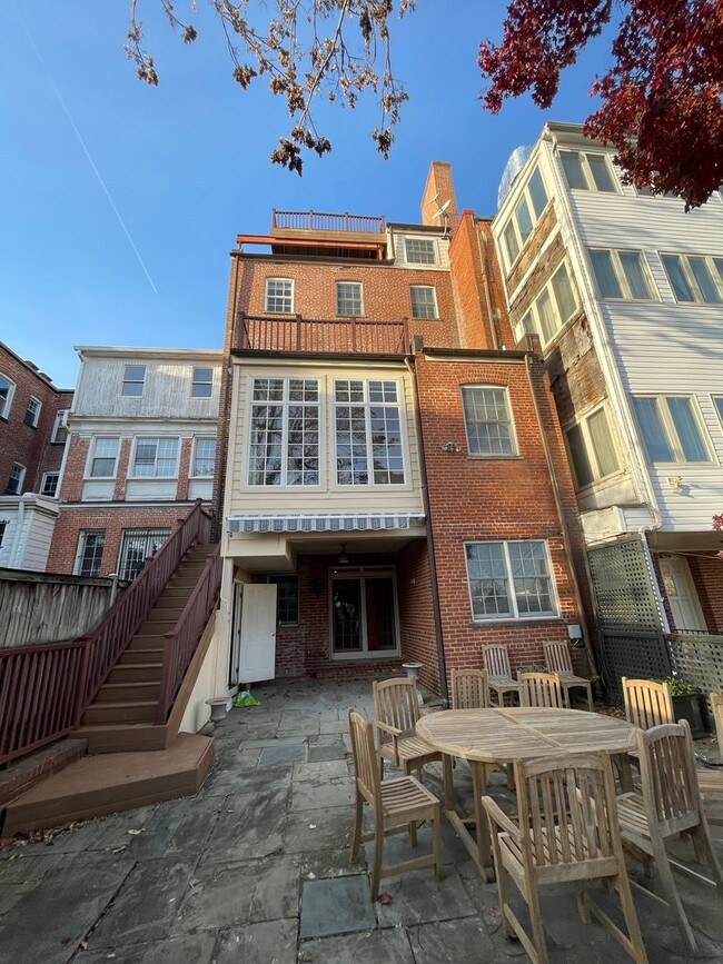 Foto del edificio - Kalorama Grandeur with 2 Car Garage and la...