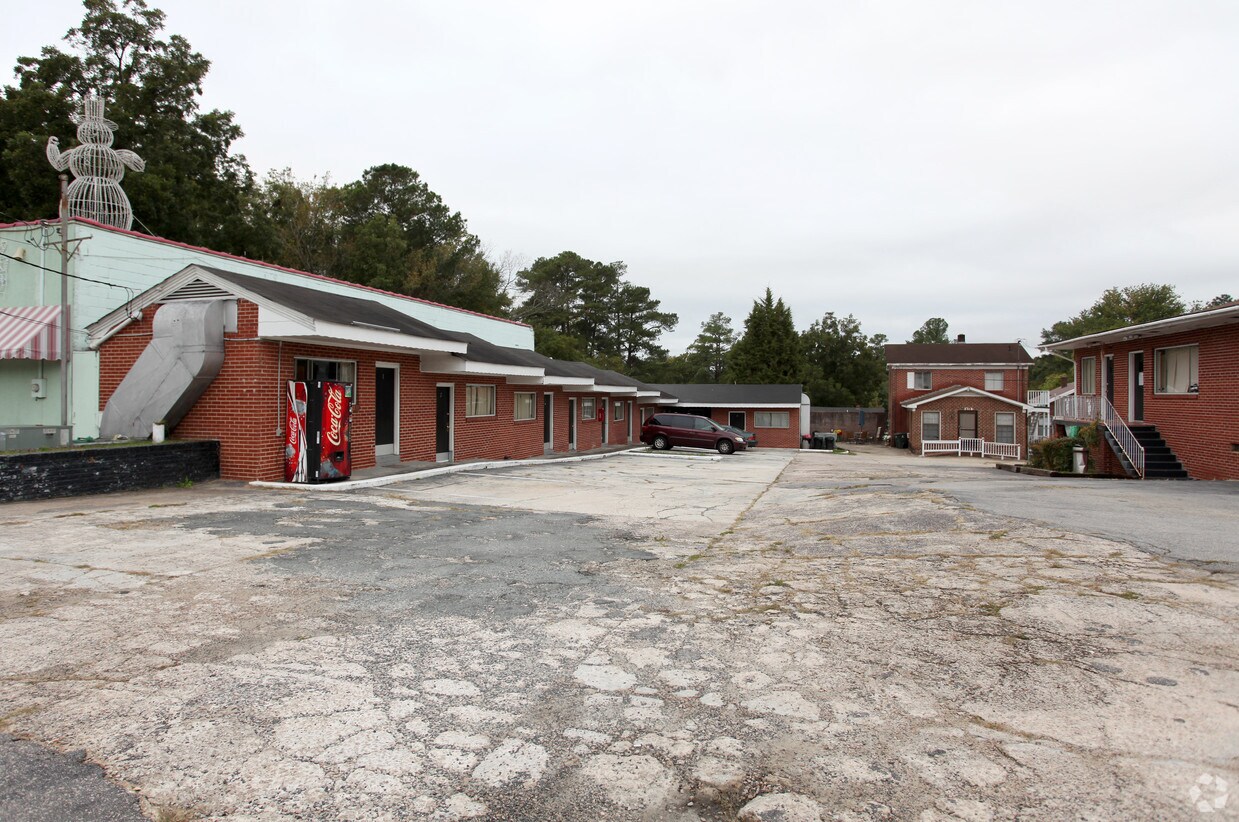 Building Photo - 2716 S Wilmington St