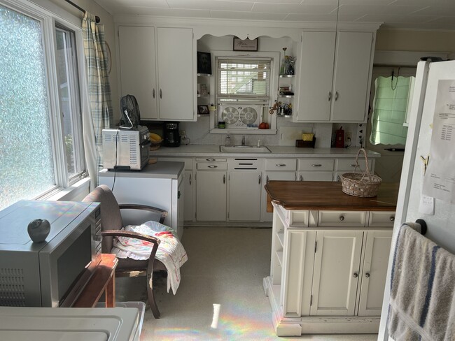 Building Photo - 627 Rockingham St