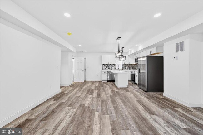 Foto del edificio - 2500 W Franklin St