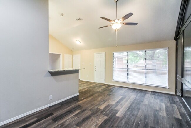Building Photo - 932 Knollwood Dr