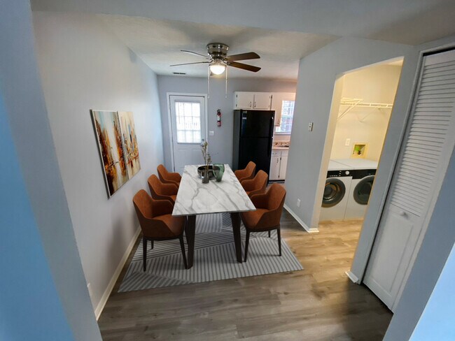 Espacio para mesa de comedor con cocina comedor y conexiones para lavadora y secadora. - 337 Prairie Dr
