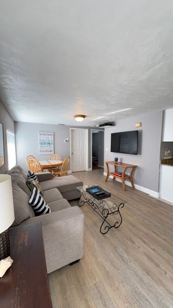 Foto del edificio - Fully Furnished Two Bedroom Long Term Beac...