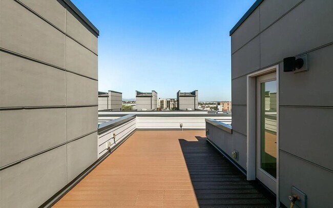 Foto del edificio - 2 Bedroom Townhome in the Heart of Rino!