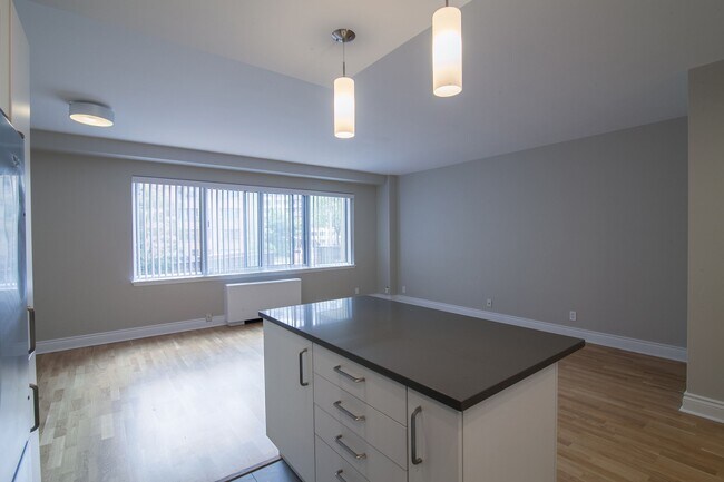 Building Photo - 4555 Av. Bonavista