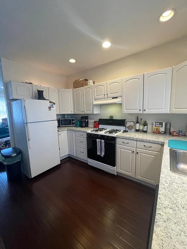 Foto principal - 112 W 7th St