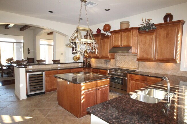 Building Photo - 10934 E La Verna Way