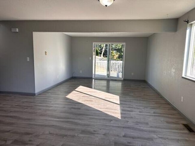 Foto del edificio - 5 Bedroom, 2 Bath in the Silver Beach Area!