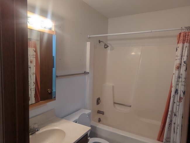 Building Photo - 1613 Lyndhurst W Dr