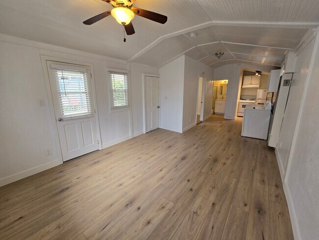 Foto del edificio - 5826 Willoughby Ave