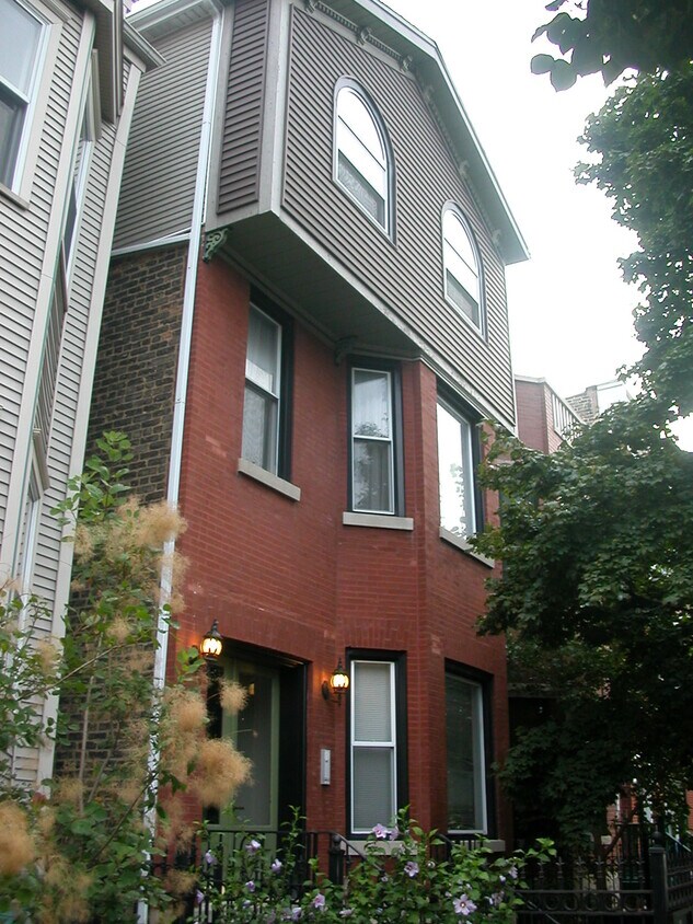 Front of Building - 1322 W Diversey Pky
