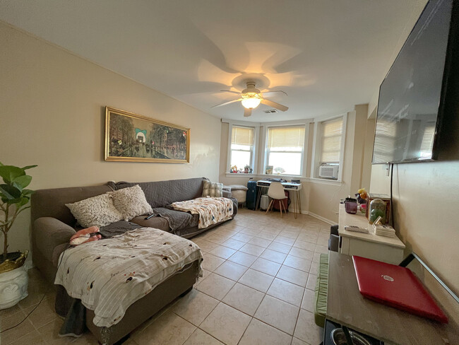 Foto del edificio - 3441 N Oakley Ave