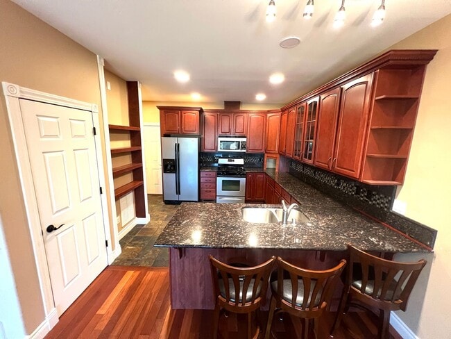 Building Photo - Beautiful 3 Bed 2.5 Bath Town House With A...