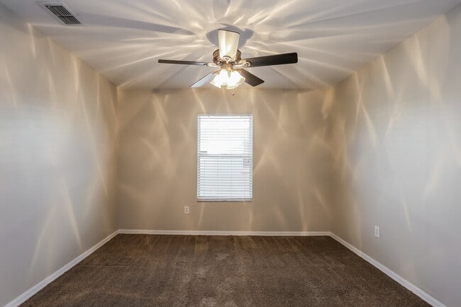 Building Photo - 221 Lookout Dr