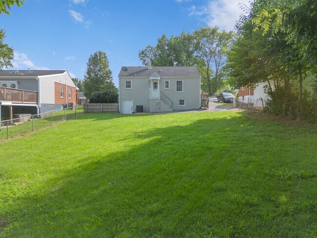 Building Photo - 2BR/1BA House in Great Location