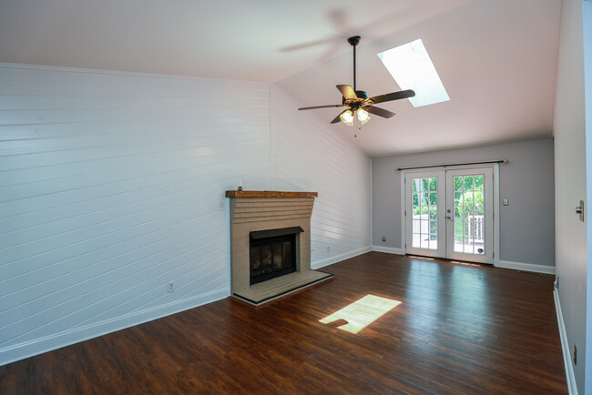 Sala de estar con tragaluz y chimenea a gas. - 701 Marbleridge Rd