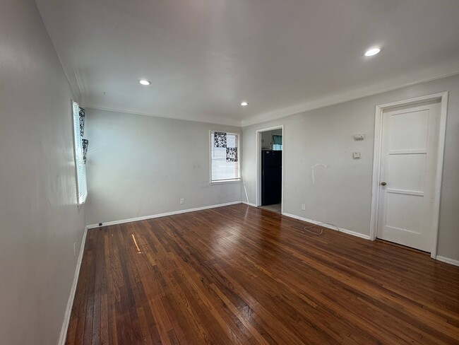 Building Photo - 5646 Farmdale Ave