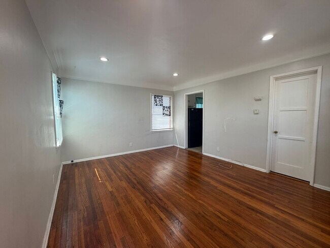 Foto del edificio - 5646 Farmdale Ave