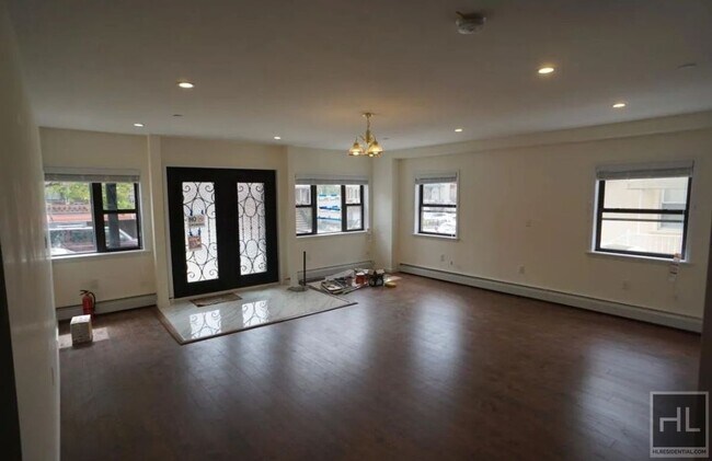 Foto del edificio - Huge Waterfront Mansion with upgraded inte...