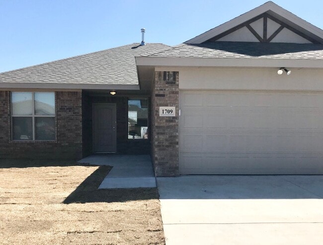 Building Photo - Available June 1st!! Beautiful Home!