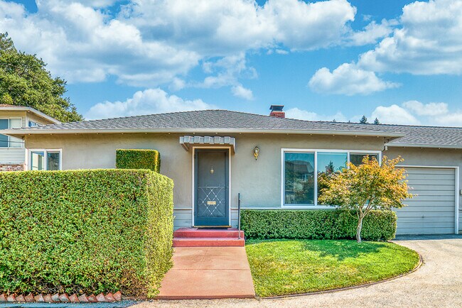 FRONT OF DUPLEX - 971 Oak Ln