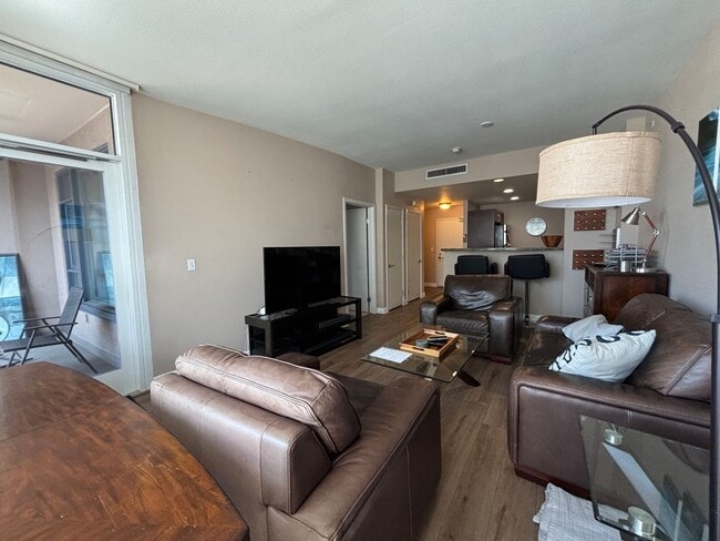 Building Photo - Modern Downtown Condo with Balcony, Pool, ...