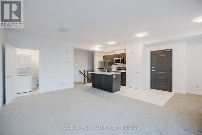 Building Photo - 809 Silhouette Private