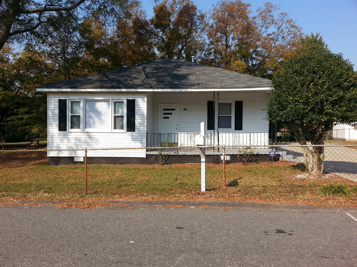 Primary Photo - Beautiful 3 B/R, 1 Bath For Rent!