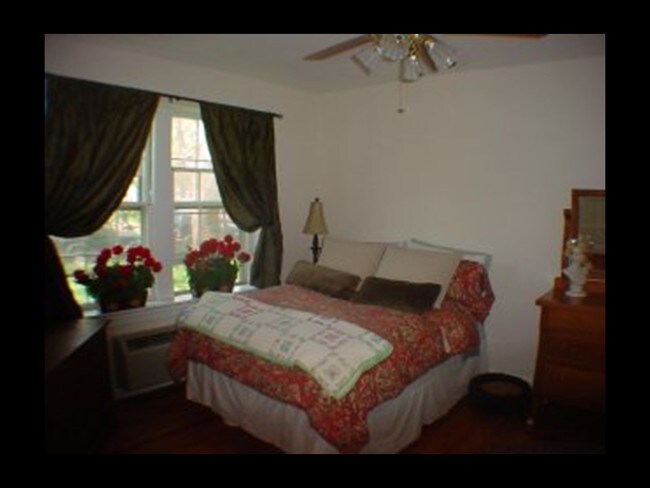 Large Quiet Bedroom - 715 S Washington St