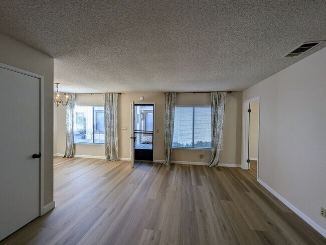 Foto del edificio - 6091 Montgomery Ct