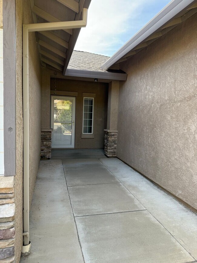 Foto del edificio - 3-bedroom, 2-bathroom home located in the ...