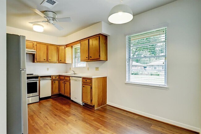 Building Photo - 2303 Cheshire Ln