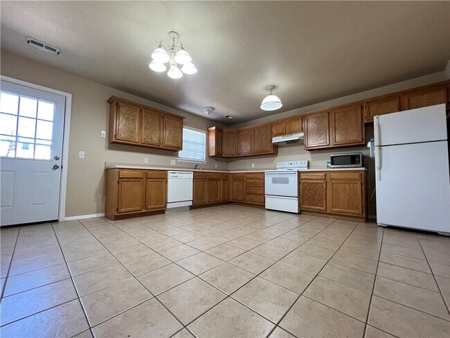 Building Photo - 651 Appleridge Dr