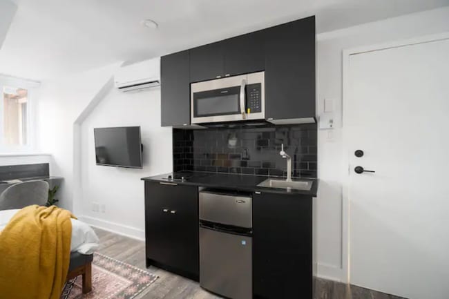 Building Photo - 2020 Saint Denis St