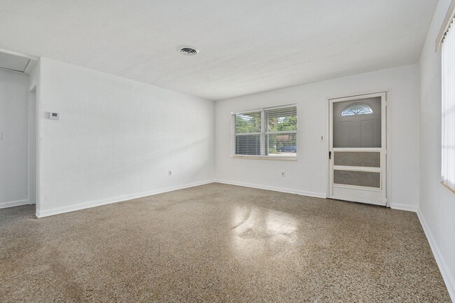 Building Photo - 1658 NE Sunview Terrace