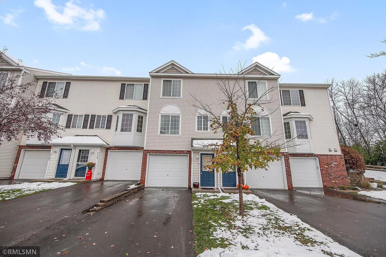 Foto principal - 7771 Village St