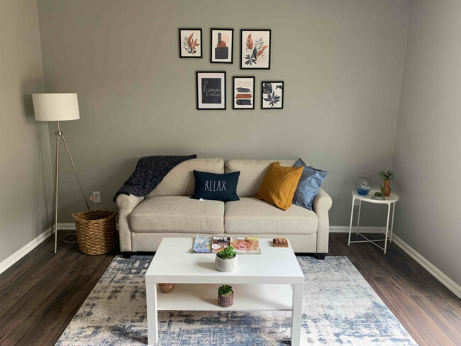 Foto del edificio - 2370 Woodbrook Cir S