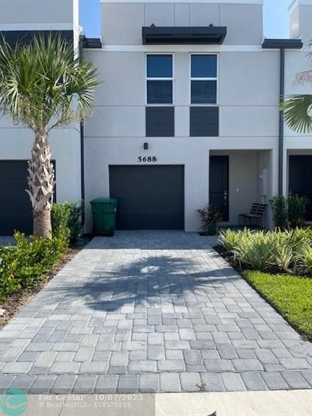 Building Photo - 5688 Mentmore Dr