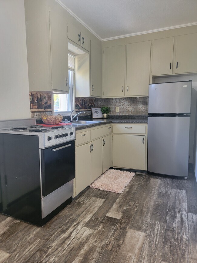 Building Photo - 702 8th Ave N