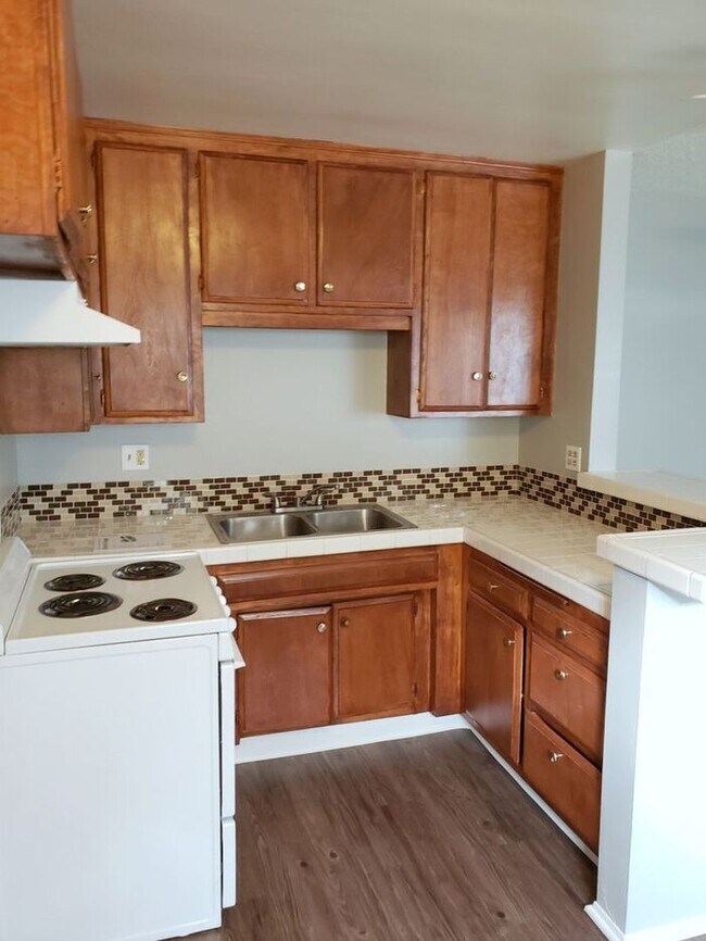 Building Photo - 1 BEDROOM APARTMENT WITH 1 CAR PRIVATE GARAGE