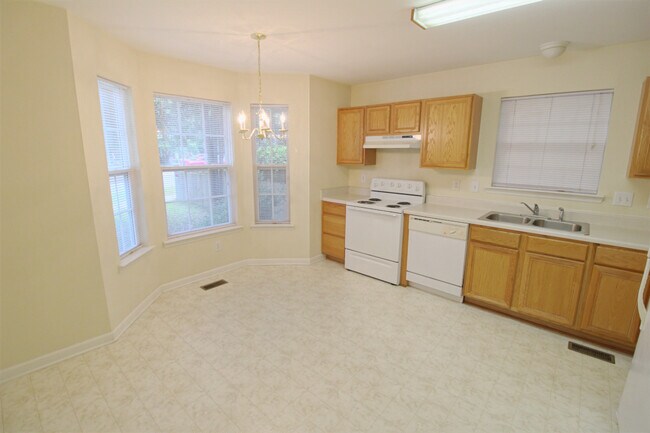 Foto del edificio - 3 Bedroom 2 Bath Home with New Carpet and ...