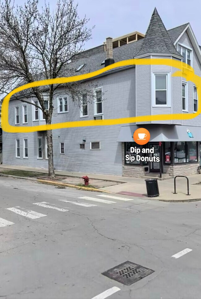Building Photo - 2256 W Roscoe St